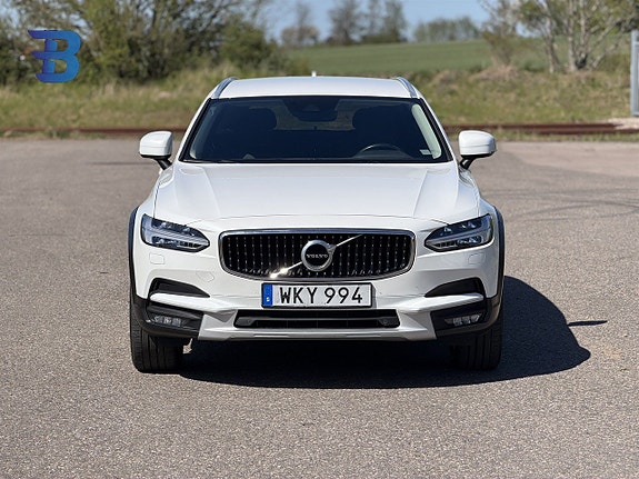 Volvo V90 Cross Country 2 of 18