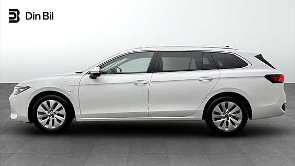 Volkswagen Passat 2 of 19