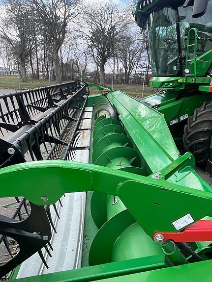 John Deere T670 8 of 16