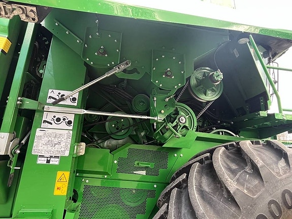 John Deere T670 9 of 16