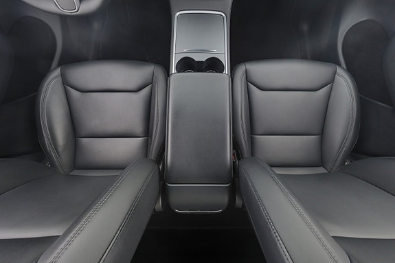 Tesla Model Y 14 of 26
