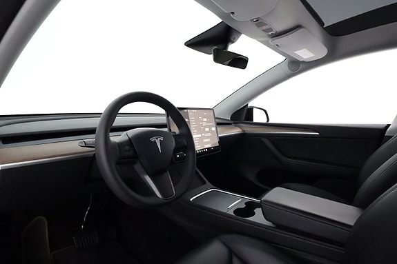 Tesla Model Y 11 of 26
