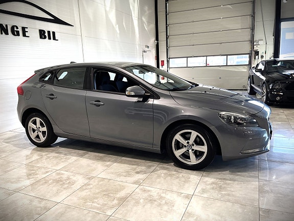 Volvo V40 2 of 23