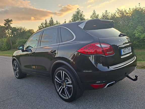 Porsche Cayenne 2 of 12