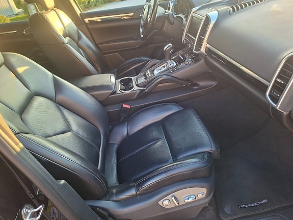 Porsche Cayenne 10 of 12