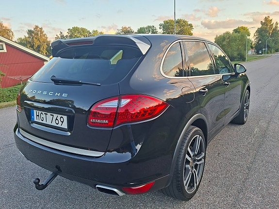 Porsche Cayenne 3 of 12
