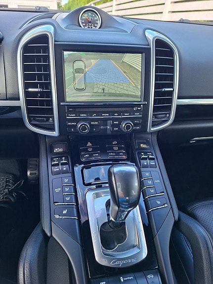 Porsche Cayenne 8 of 12