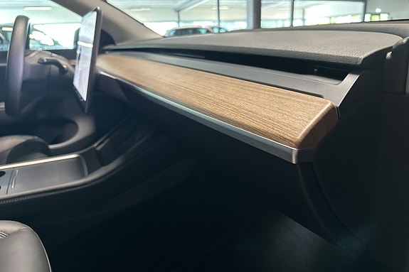 Tesla Model Y 14 of 22
