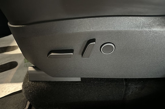 Tesla Model Y 16 of 22