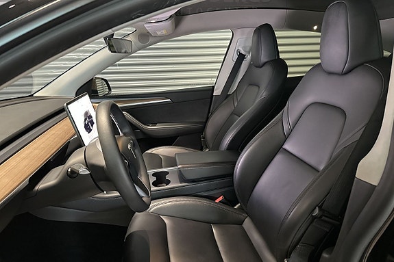 Tesla Model Y 15 of 22