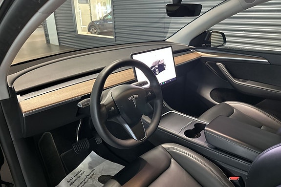 Tesla Model Y 7 of 22