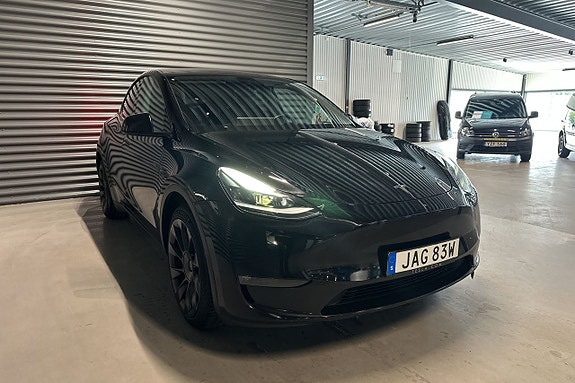 Tesla Model Y 3 of 22