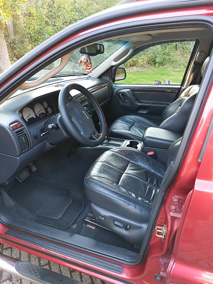Jeep Grand Cherokee 3 of 6