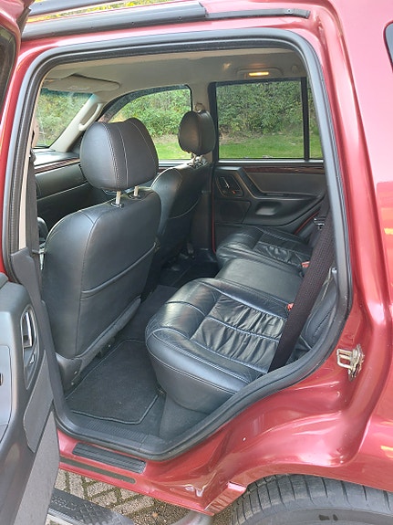 Jeep Grand Cherokee 4 of 6