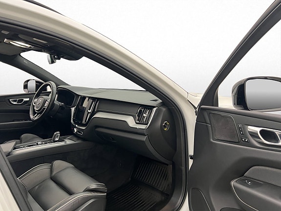Volvo XC60 14 of 30