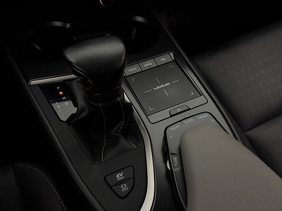 Lexus UX250h 22 of 26