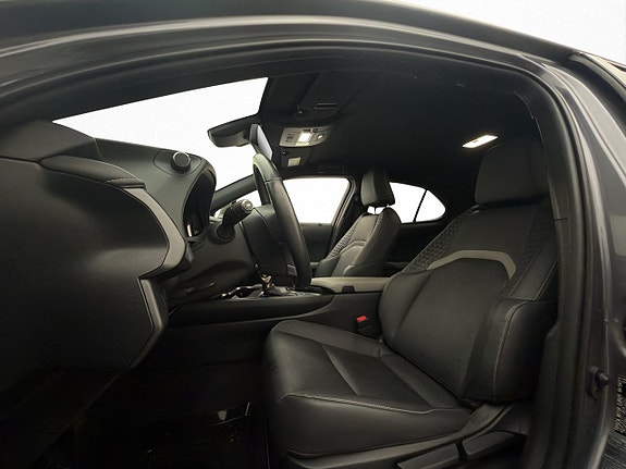 Lexus UX250h 12 of 26