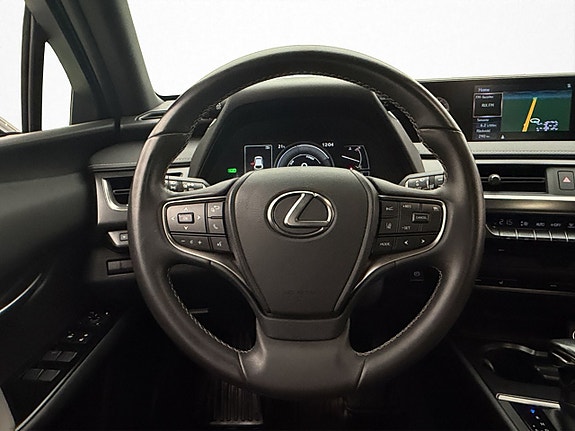 Lexus UX250h 11 of 26
