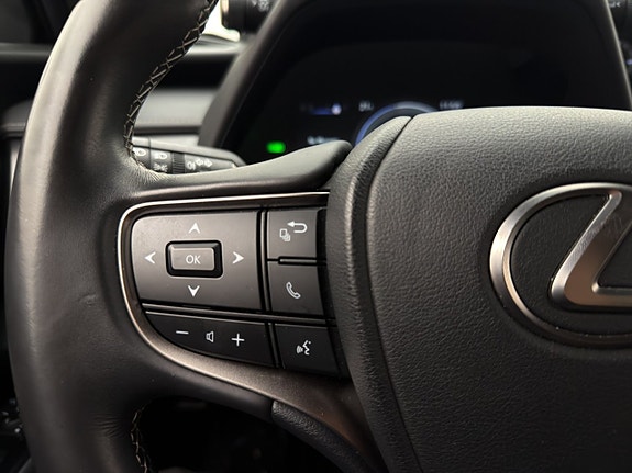 Lexus UX250h 15 of 26