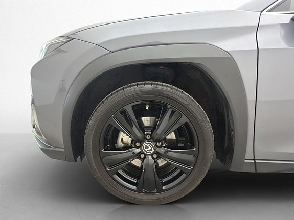 Lexus UX250h 23 of 26
