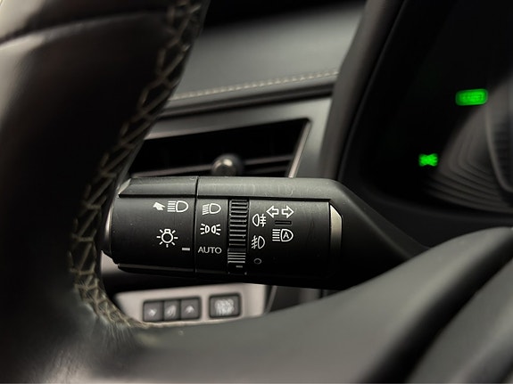 Lexus UX250h 16 of 26