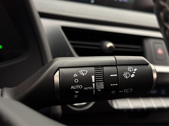 Lexus UX250h 17 of 26
