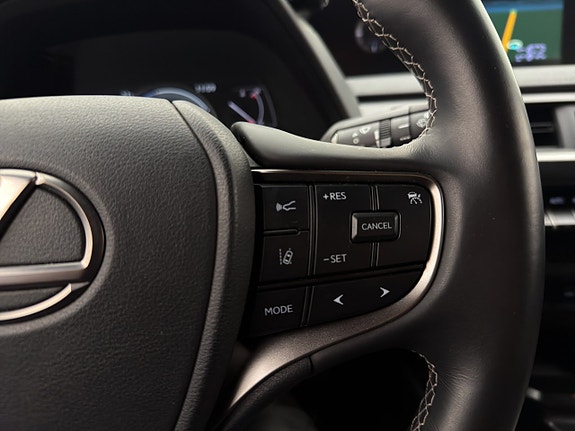 Lexus UX250h 14 of 26