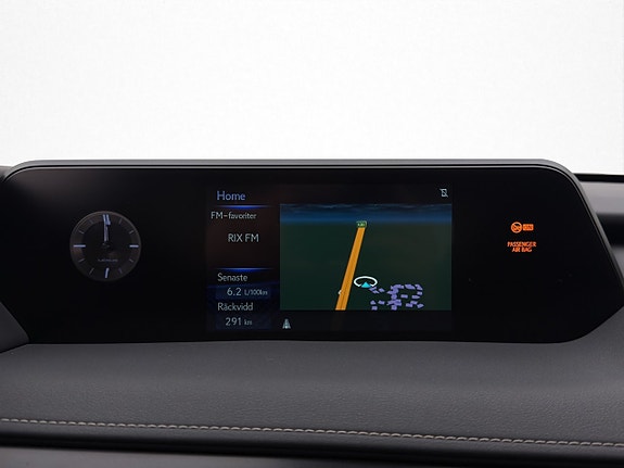 Lexus UX250h 18 of 26