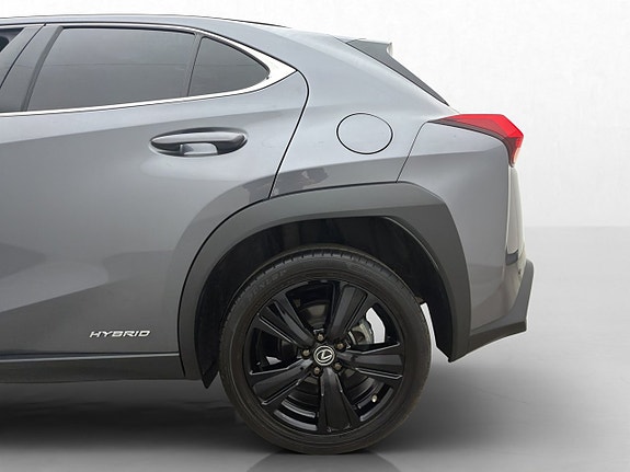 Lexus UX250h 24 of 26