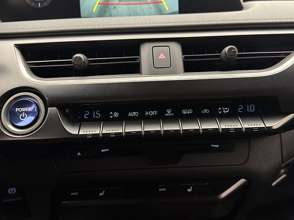 Lexus UX250h 21 of 26