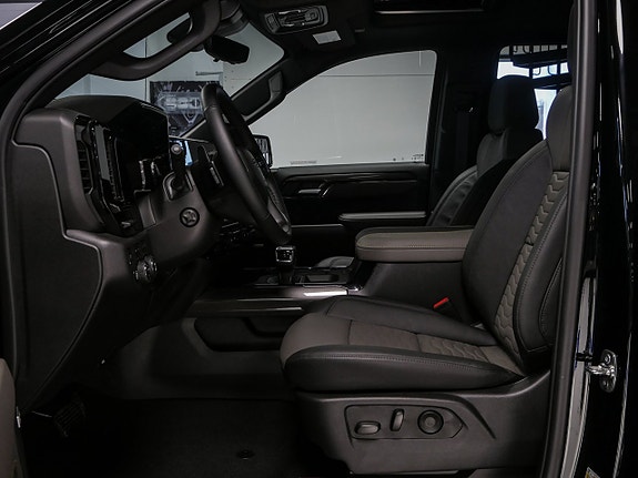 Chevrolet Silverado EV 9 of 24
