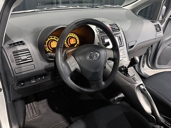 Toyota Auris 12 of 21
