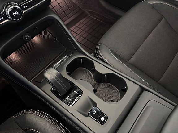 Volvo XC40 13 of 14