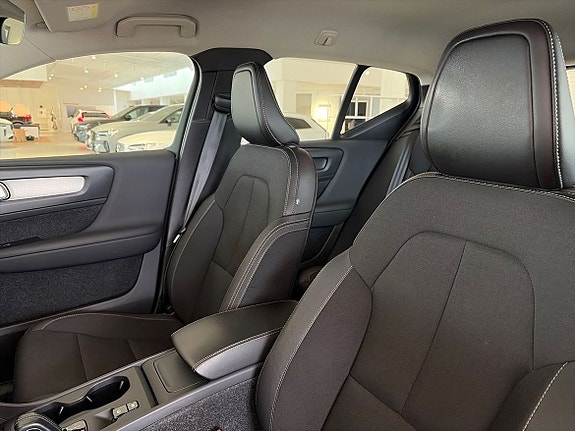 Volvo XC40 10 of 14