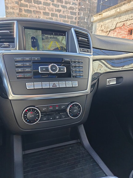 Mercedes-Benz GL350 28 of 30