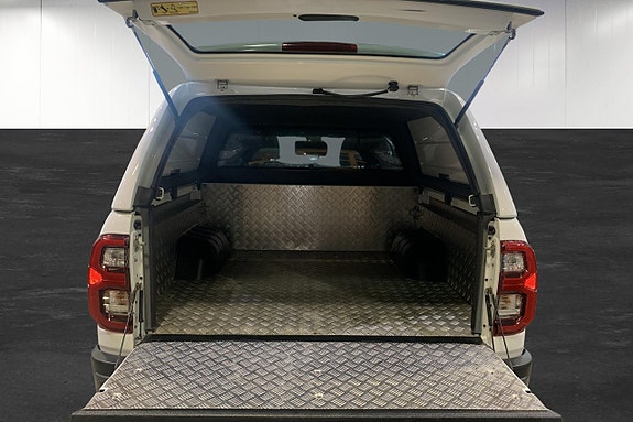 Toyota HiLux 10 of 12
