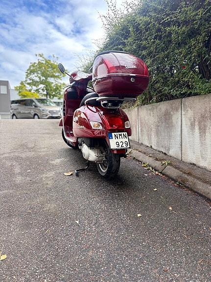 Vespa GTS 250 2 of 4