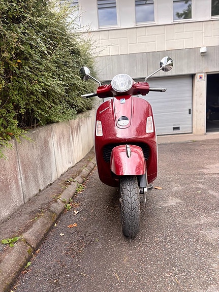 Vespa GTS 250 3 of 4