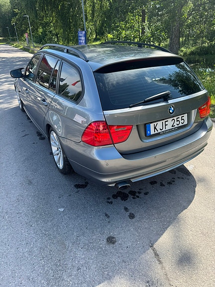 BMW 320d 4 of 5