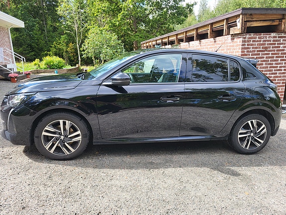 Peugeot 208 2 of 10