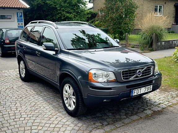 Volvo XC90 2 of 6