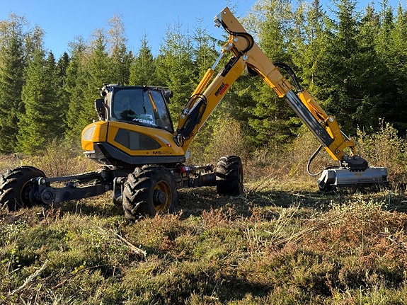 Klipper du vägkanter i skogen spana in denna grymma mulcher 5 of 9