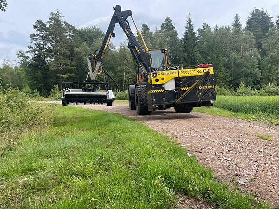 Klipper du vägkanter i skogen spana in denna grymma mulcher