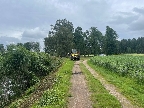 Klipper du vägkanter i skogen spana in denna grymma mulcher 2 of 9