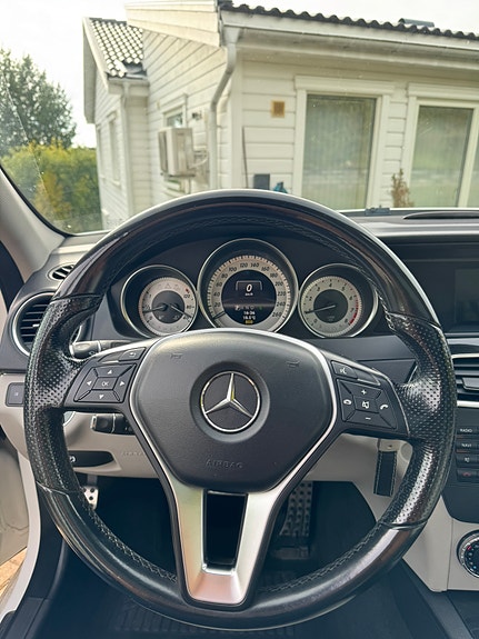 Mercedes-Benz C180 8 of 12