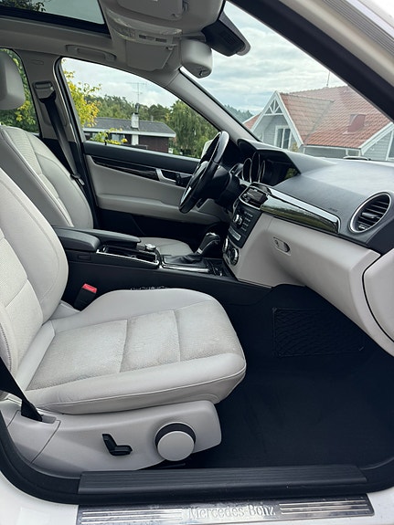 Mercedes-Benz C180 11 of 12