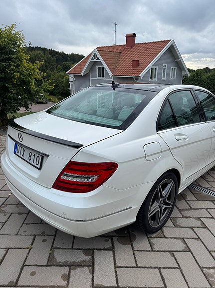 Mercedes-Benz C180 2 of 12