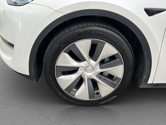 Tesla Model Y 27 of 30