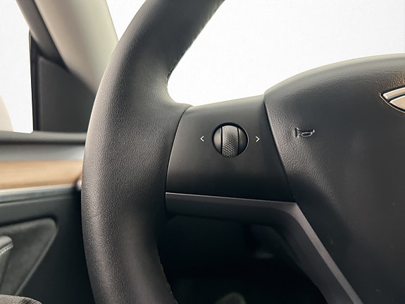 Tesla Model Y 25 of 30
