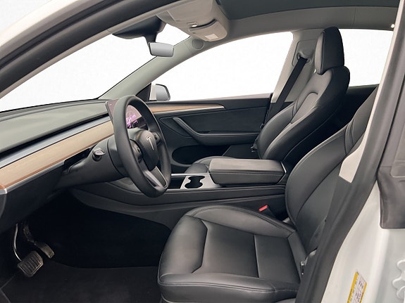 Tesla Model Y 14 of 30